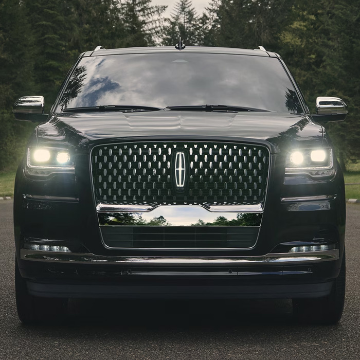 2024 Lincoln Navigator front exterior and grille